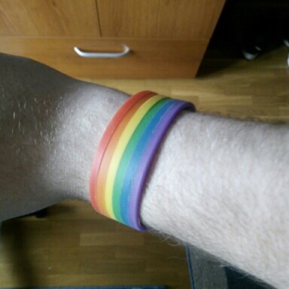 ☀️ 🌈 Pride! Silicone Rainbow Bracelet - Picture 2 of 3